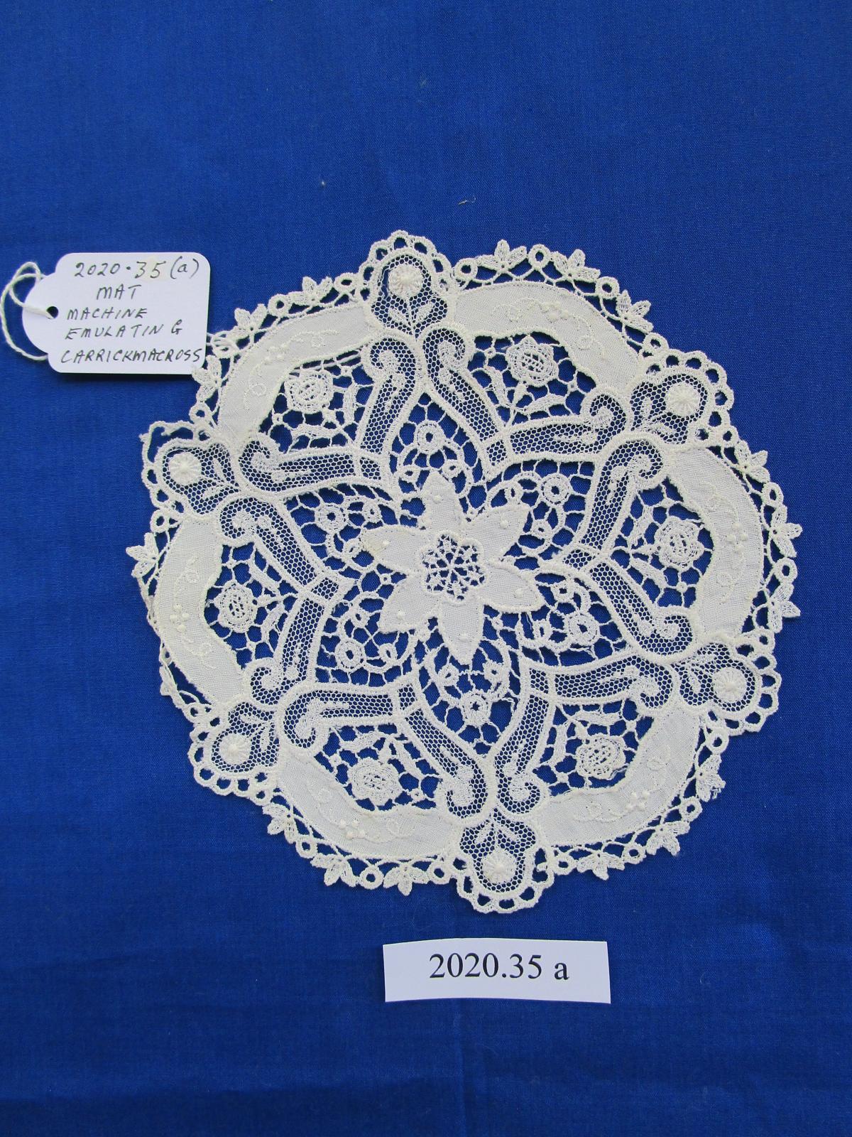 Machine lace mat (a)