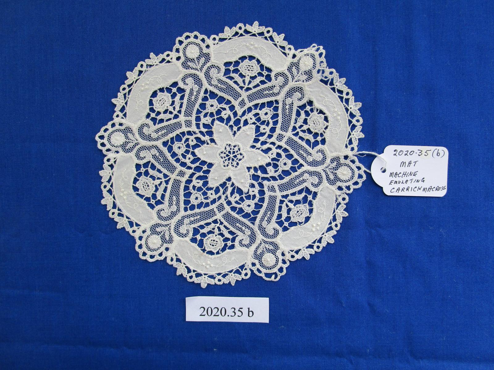 Mach)ine lace mat (b)