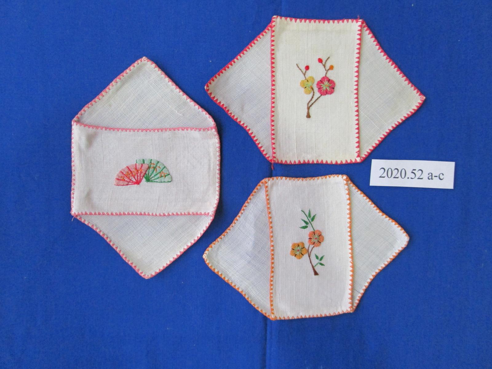 Embroidered serviette rings