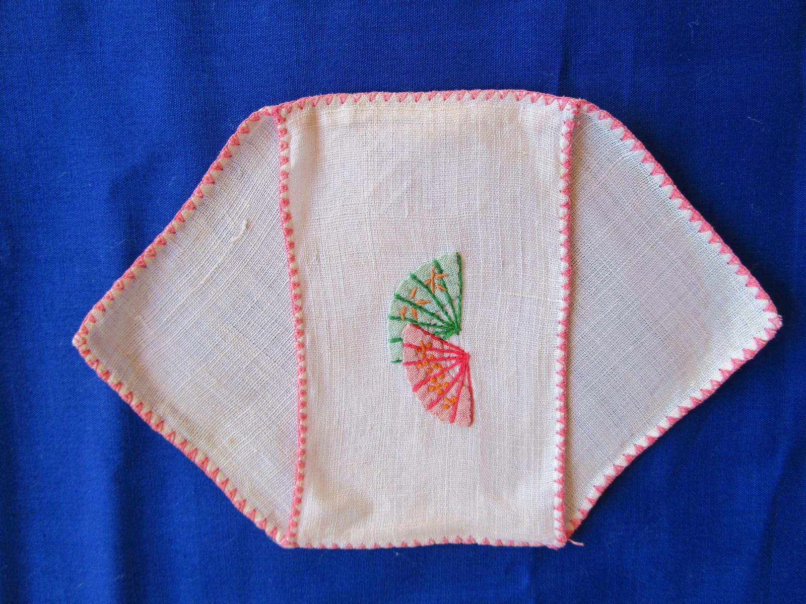 Embroidered serviette ring