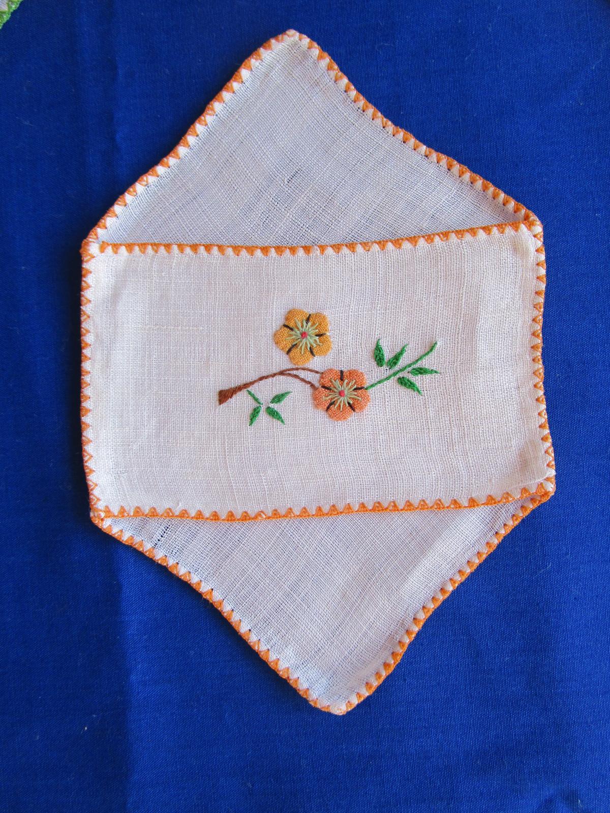 Embroidered serviette ring