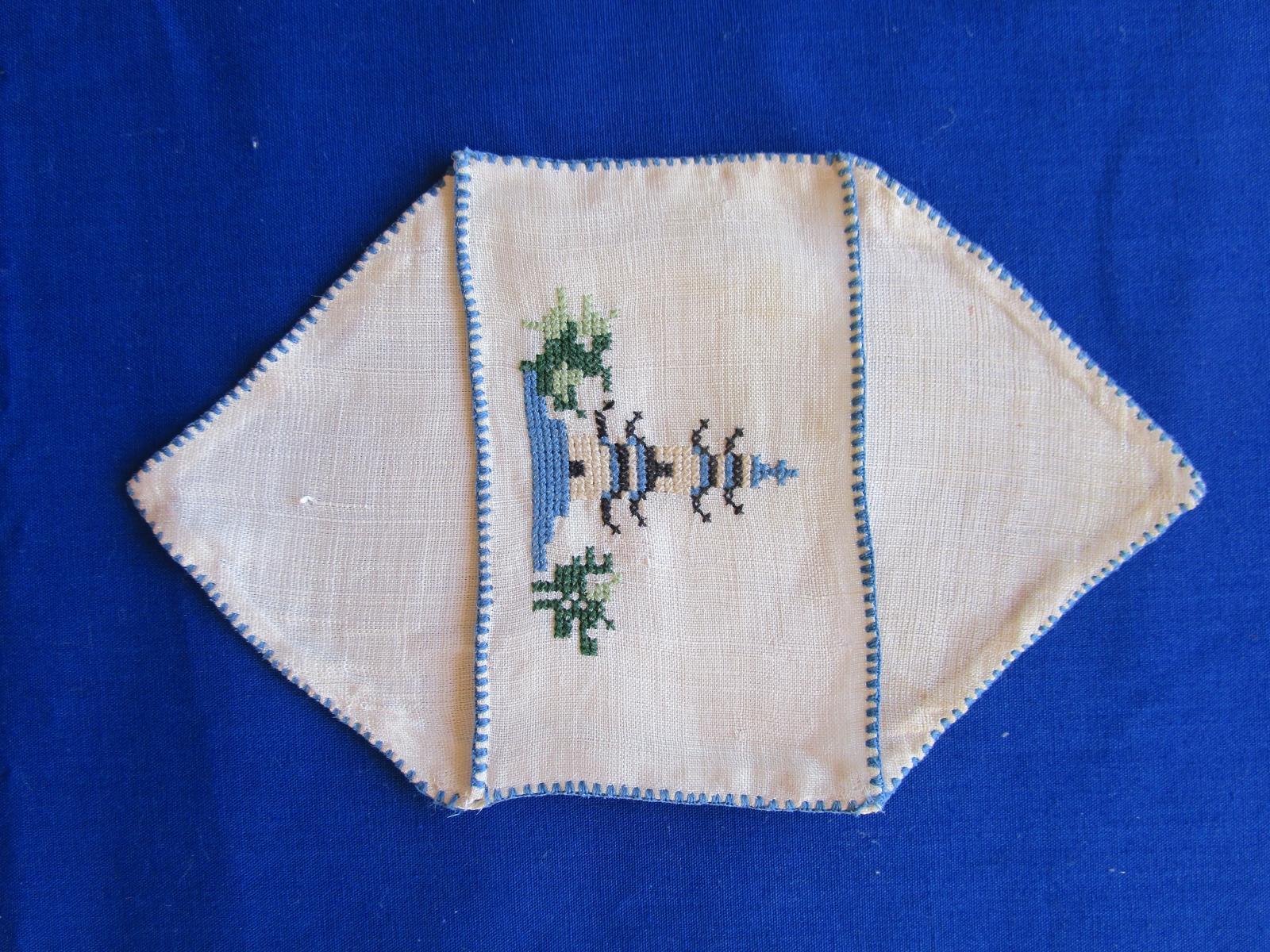 Embroidered serviette ring