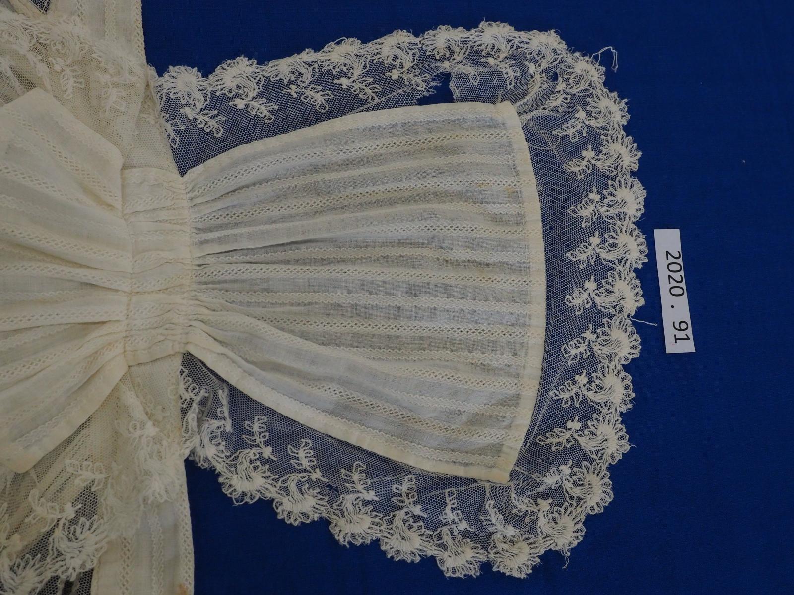 Apron bib detail