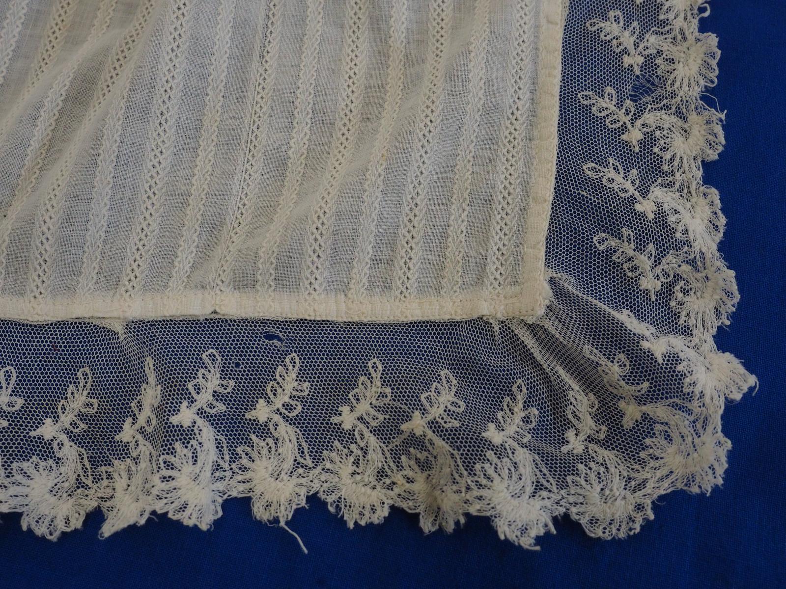 Apron lace edging detail