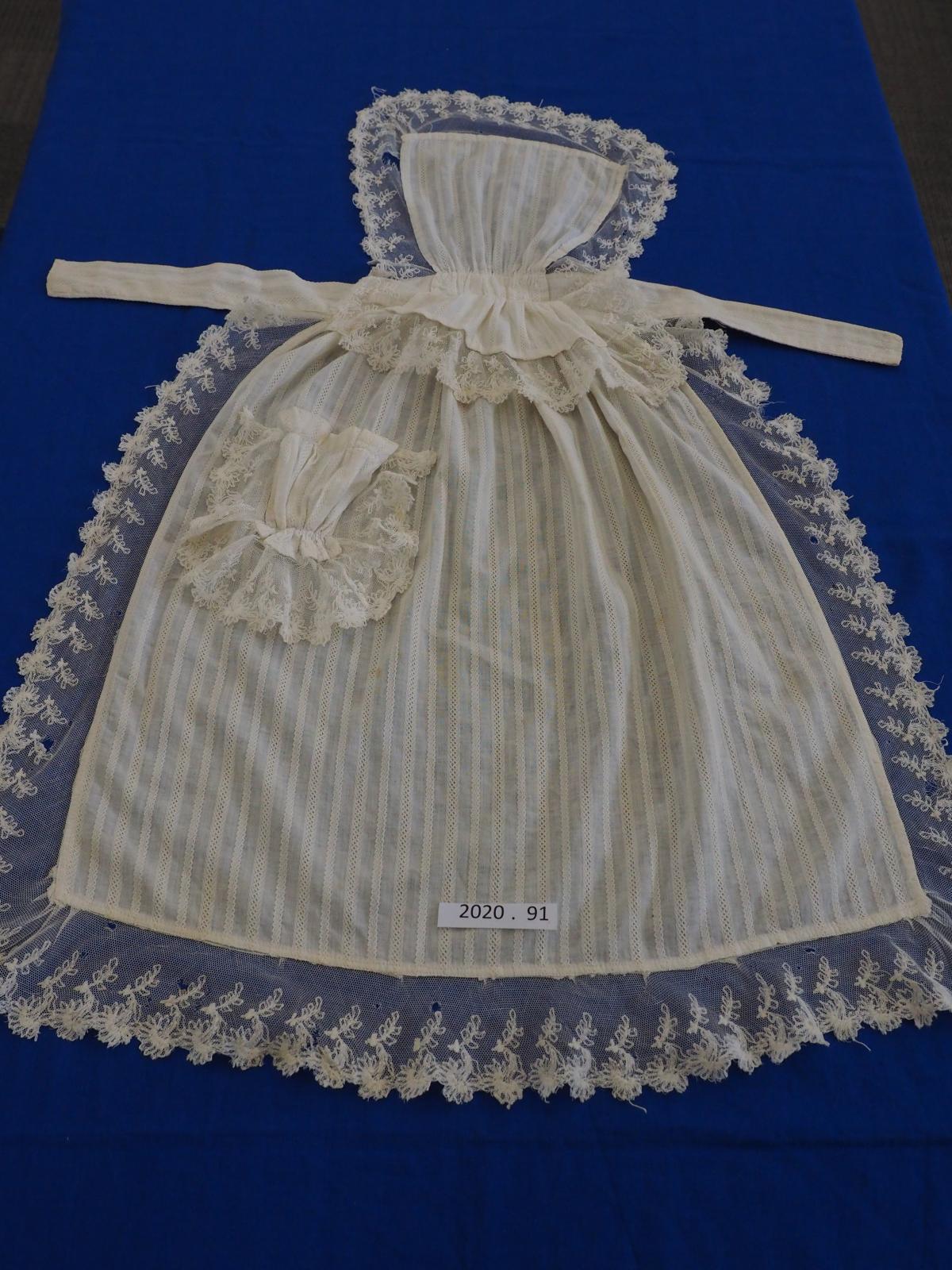 Apron with lace
