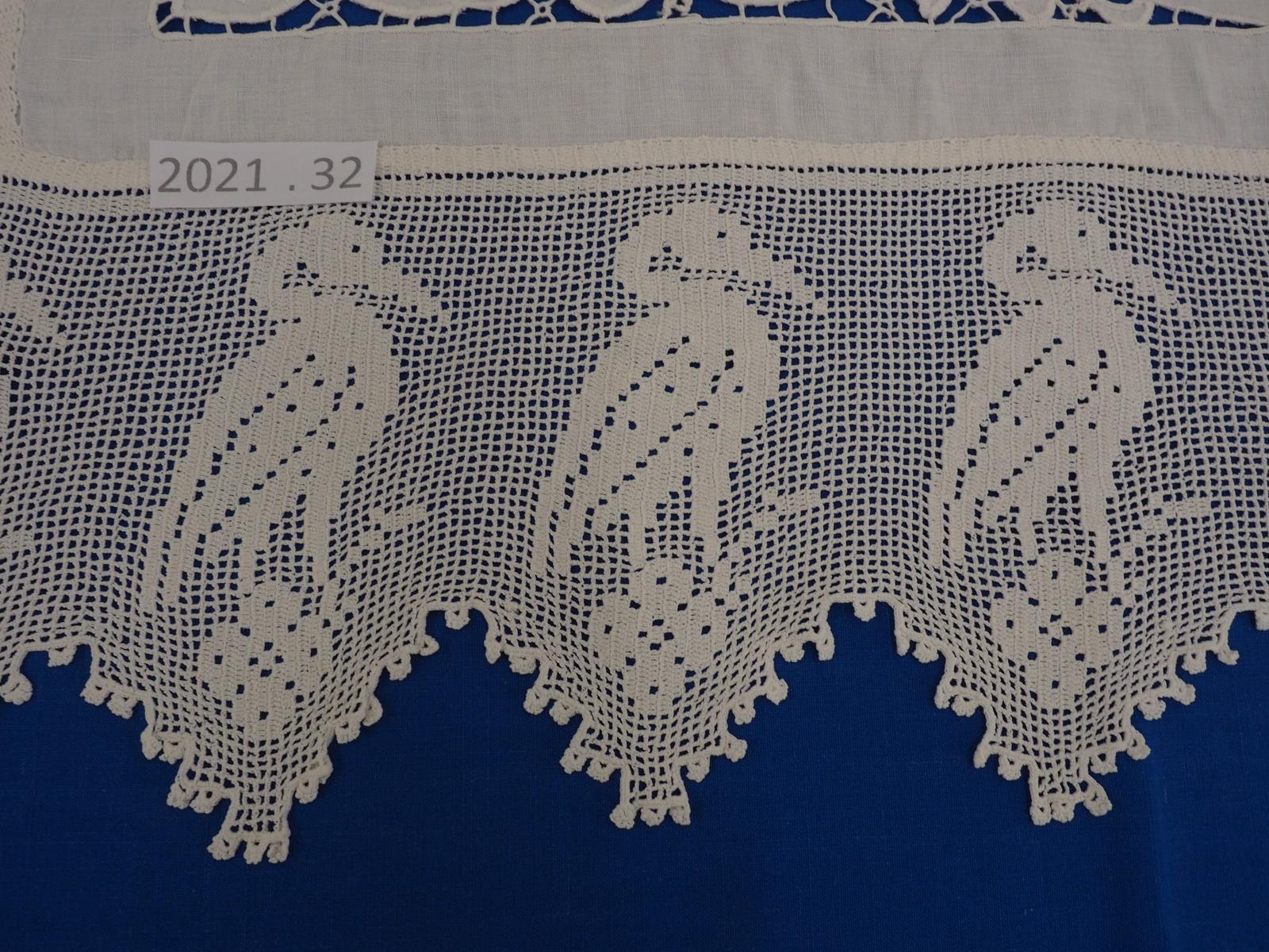 Filet crochet bird detail