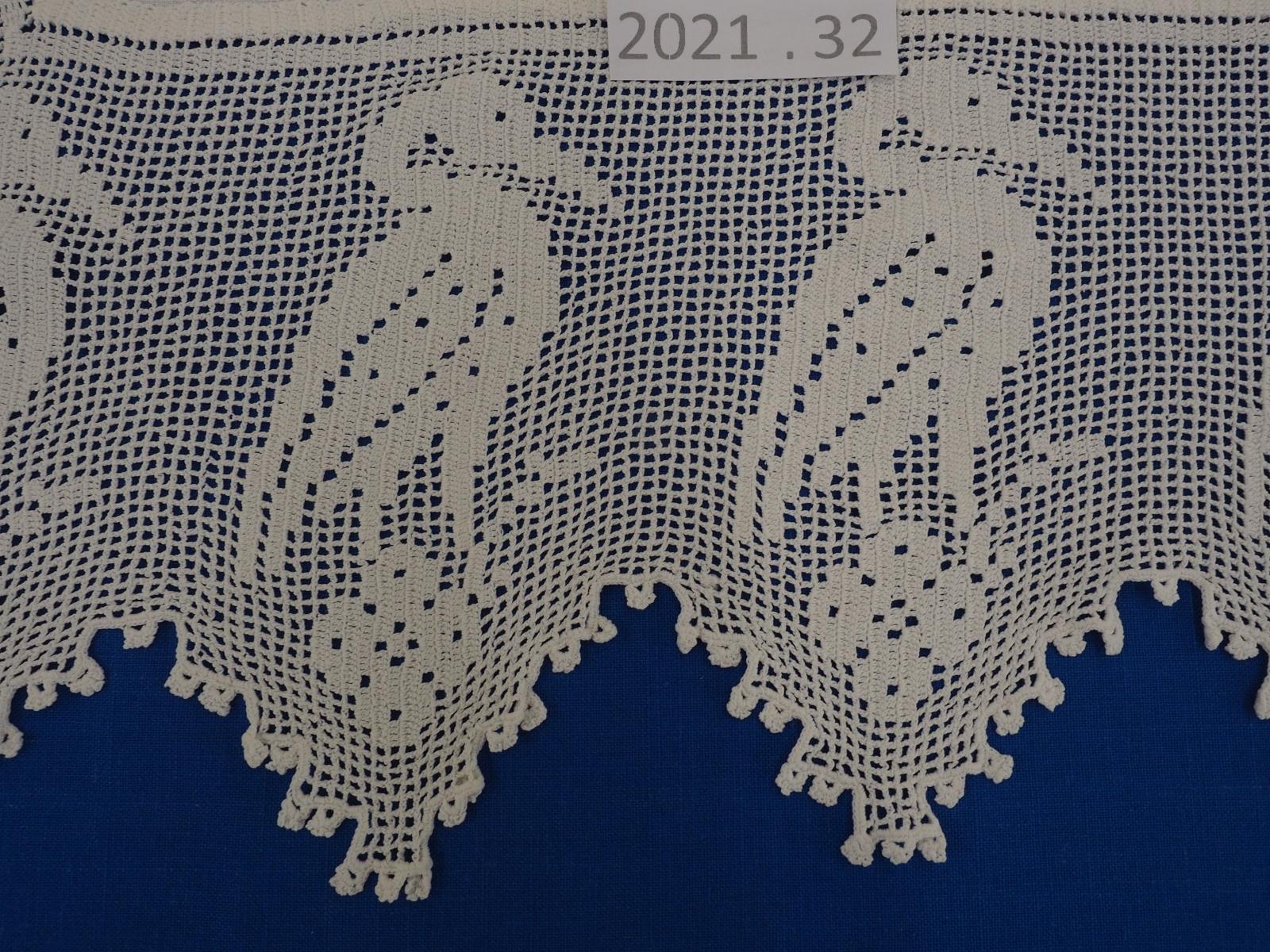 Filet crochet bird detail 2