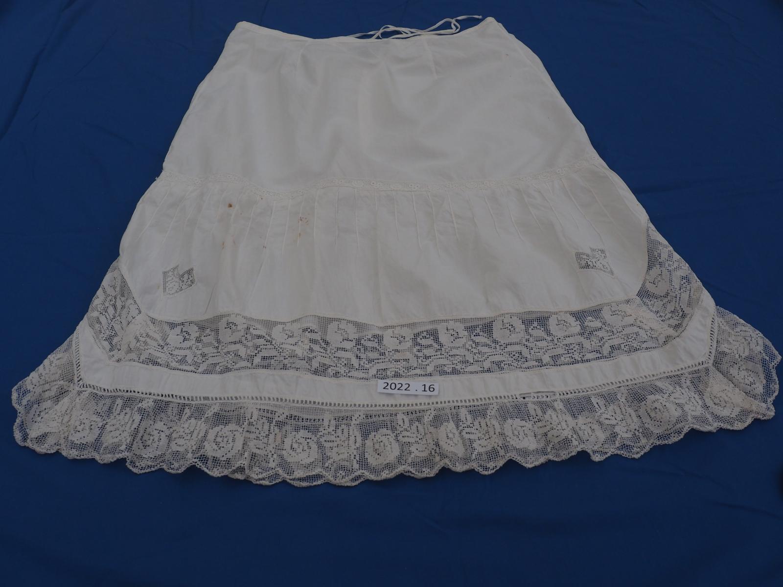 Petticoat with knotted edge