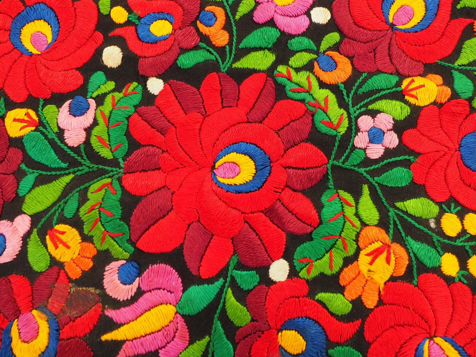 Hungarian table centre detail 2