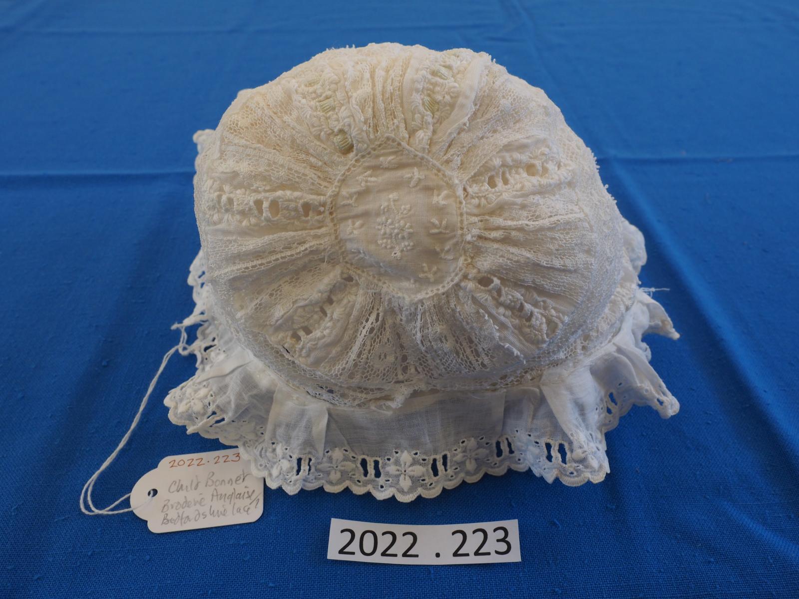 Machine lace bonnet