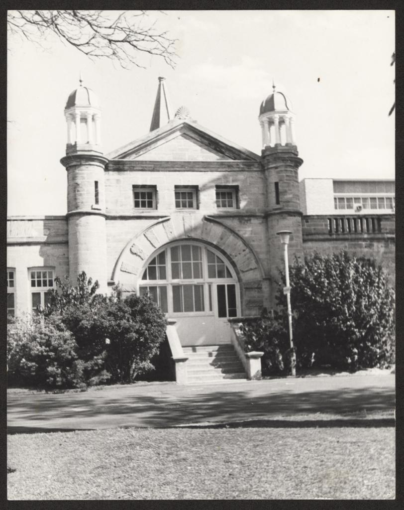 PHOTOGRAPH THE ENTRANCE OF KING EDWARD S HOSPITAL Collections WA   43 1985.349.1 1985.349.1 