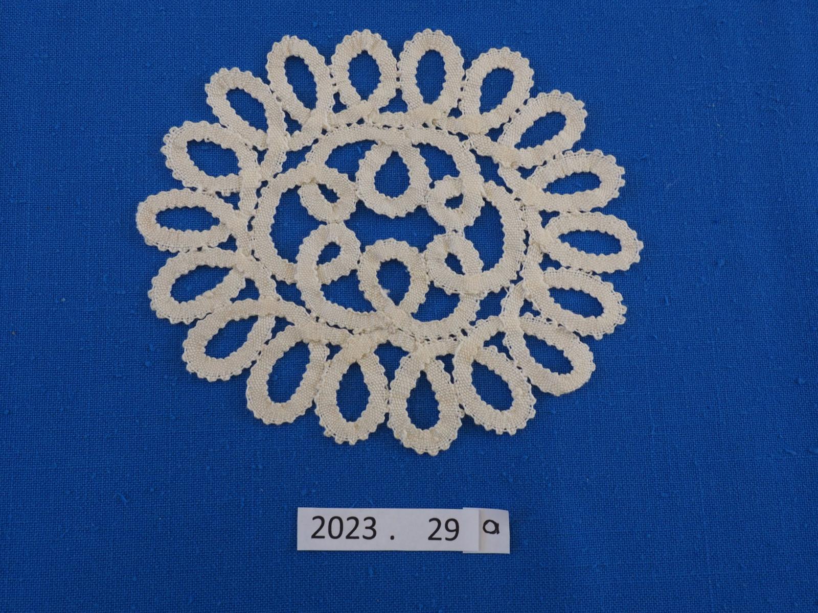 Tape lace mat