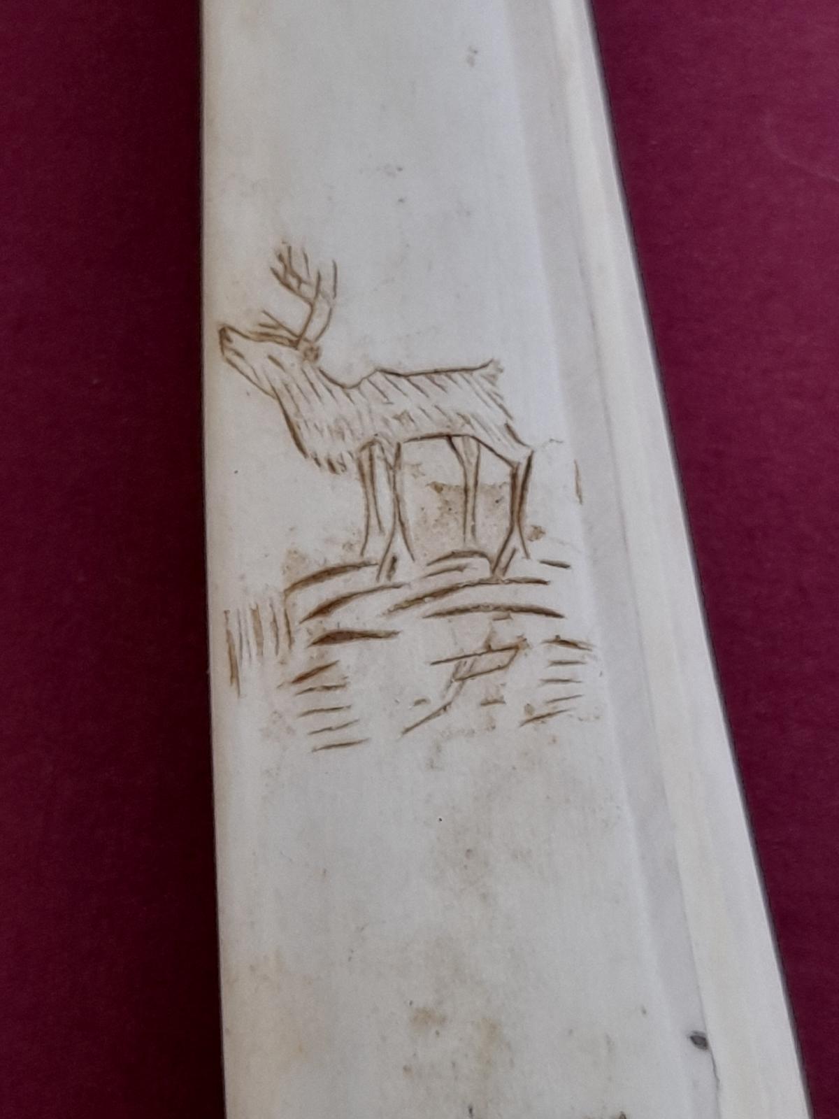 Scrimshaw detail on etui