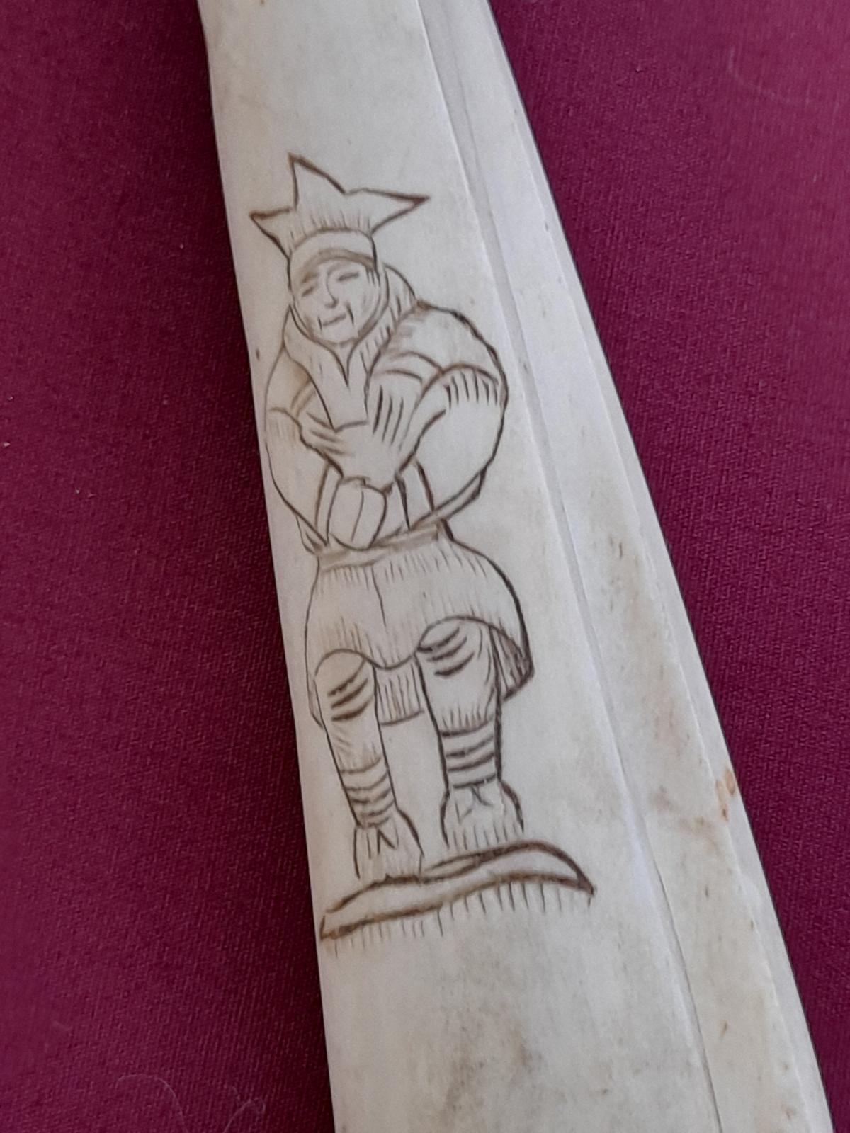 Scrimshaw detail on etui