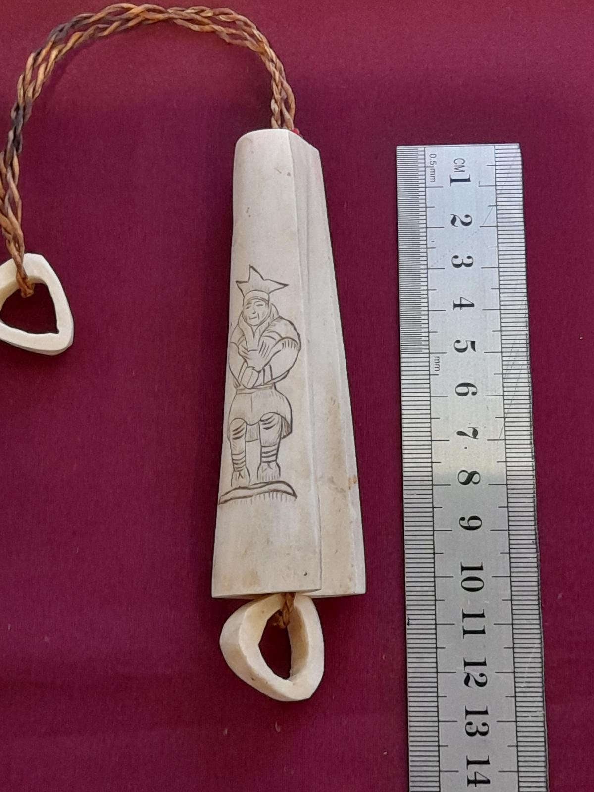 Scrimshaw on etui