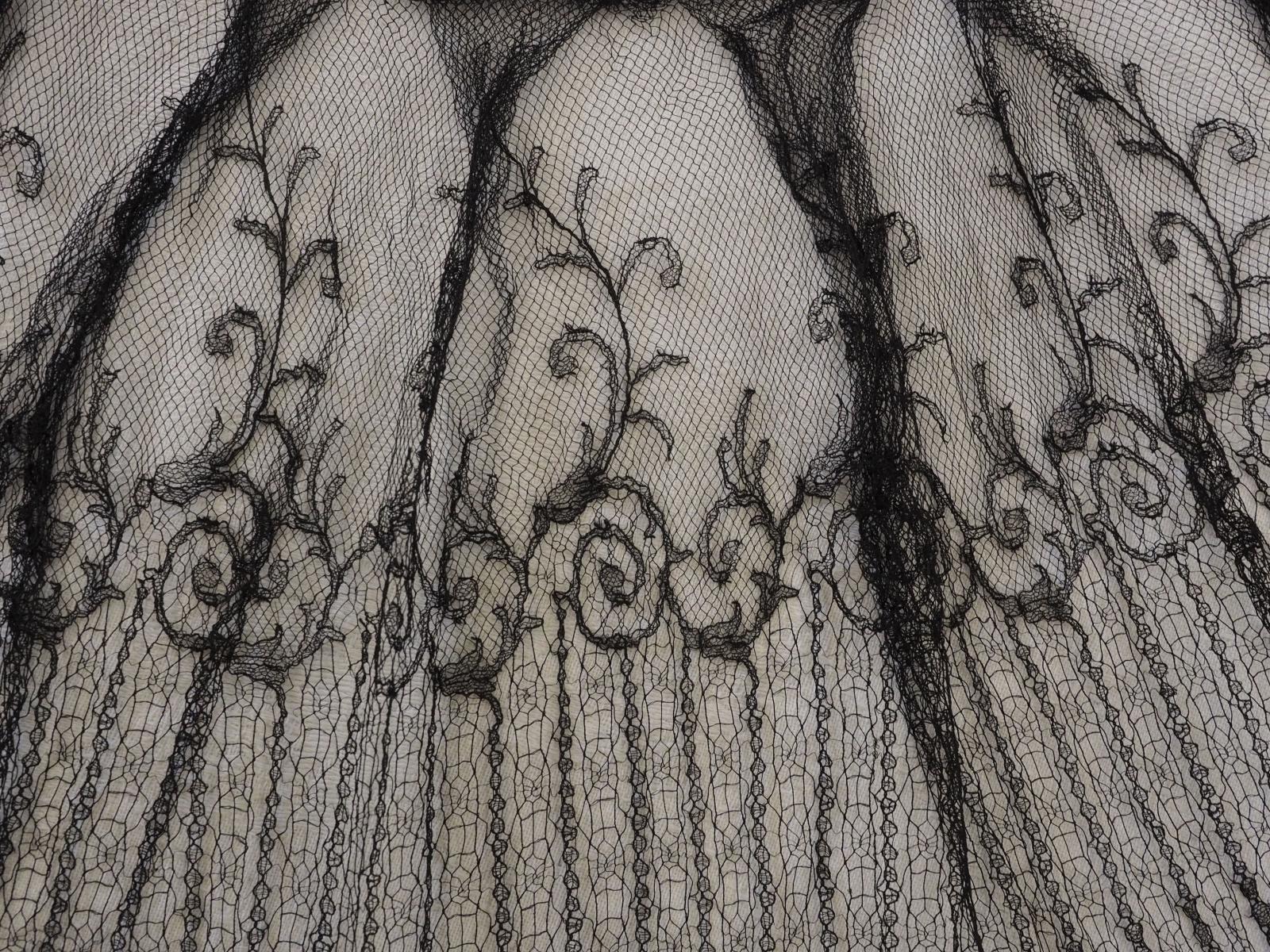 Lace flounce detail