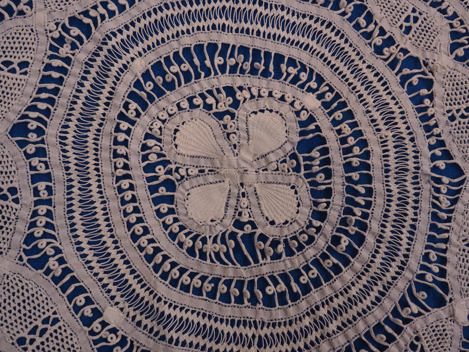 Tape lace mat detail
