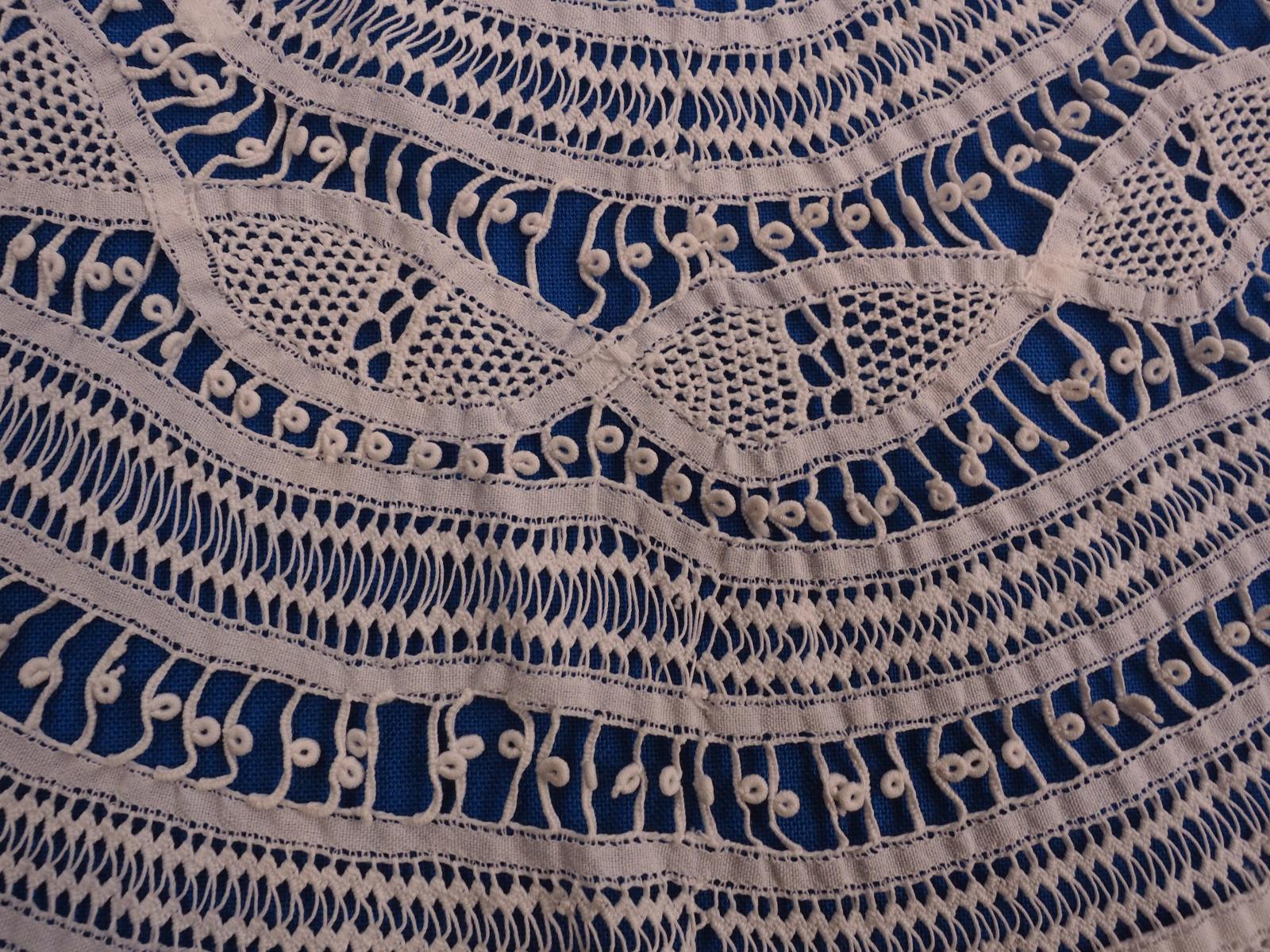 Tape lace mat detail
