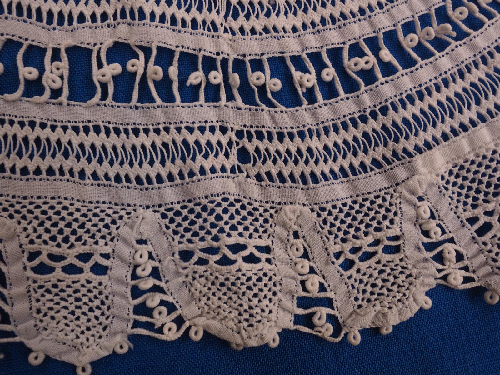 Tape lace mat detail