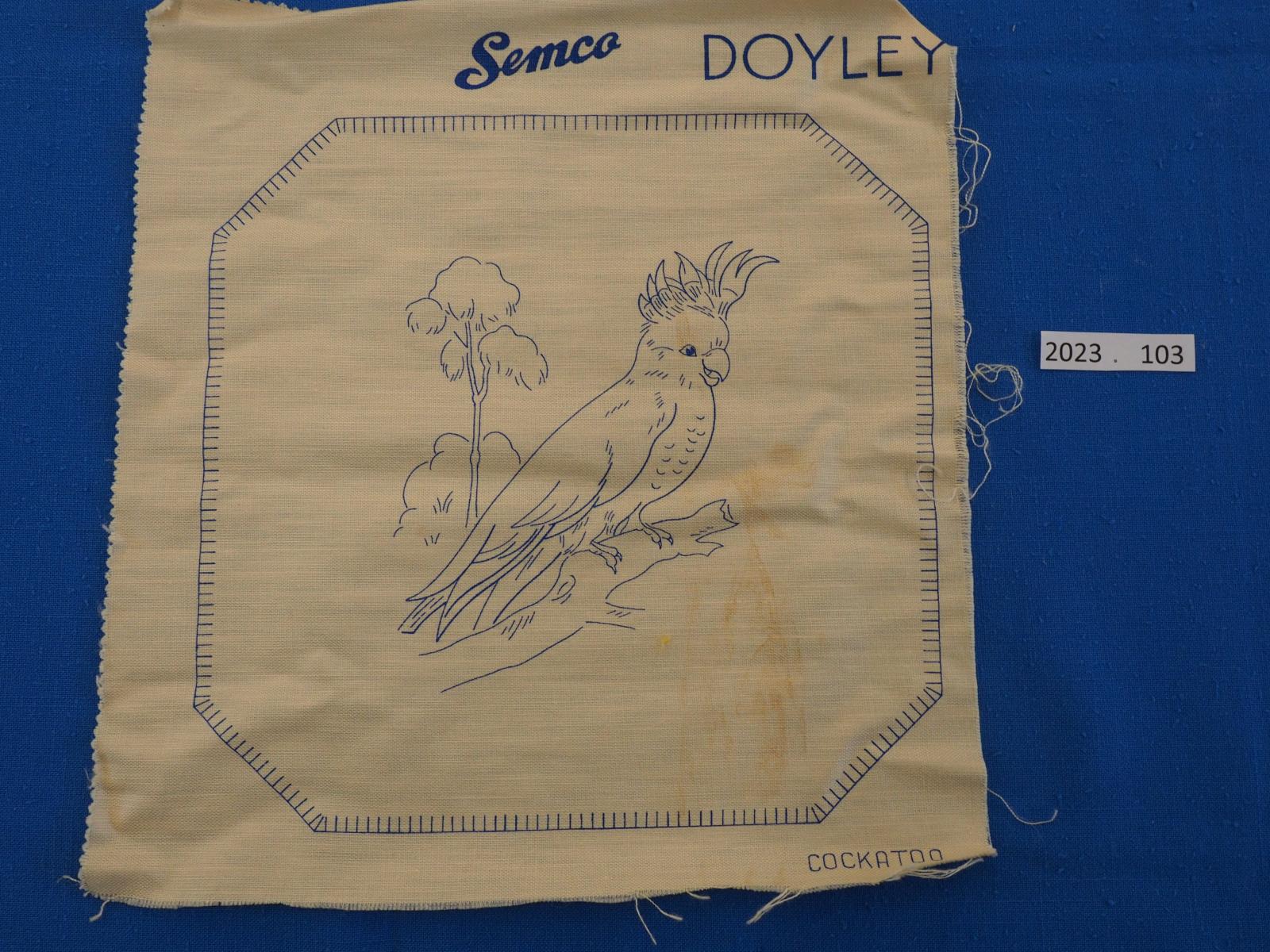 Stamped linen mat of Cockatoo