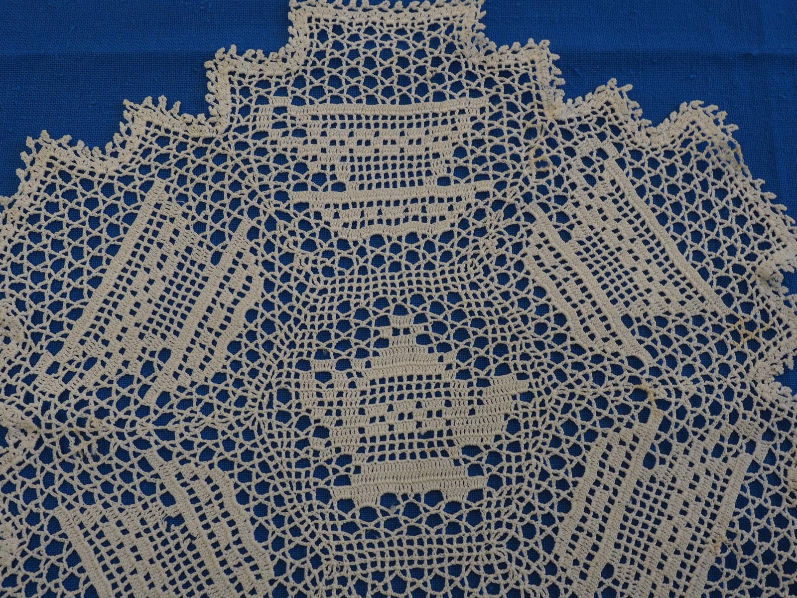 Filet crochet mat detail