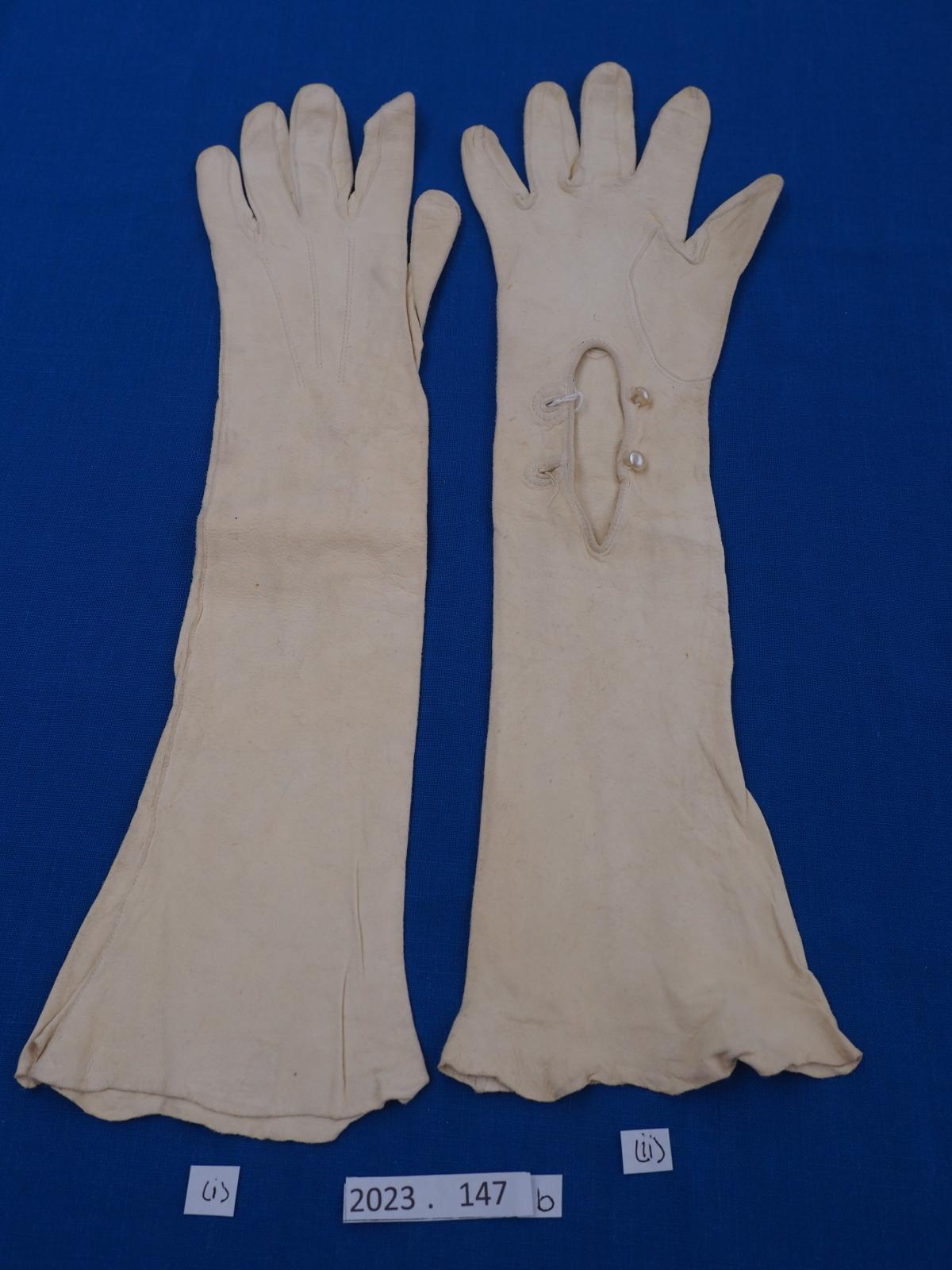 Lamb skin gloves