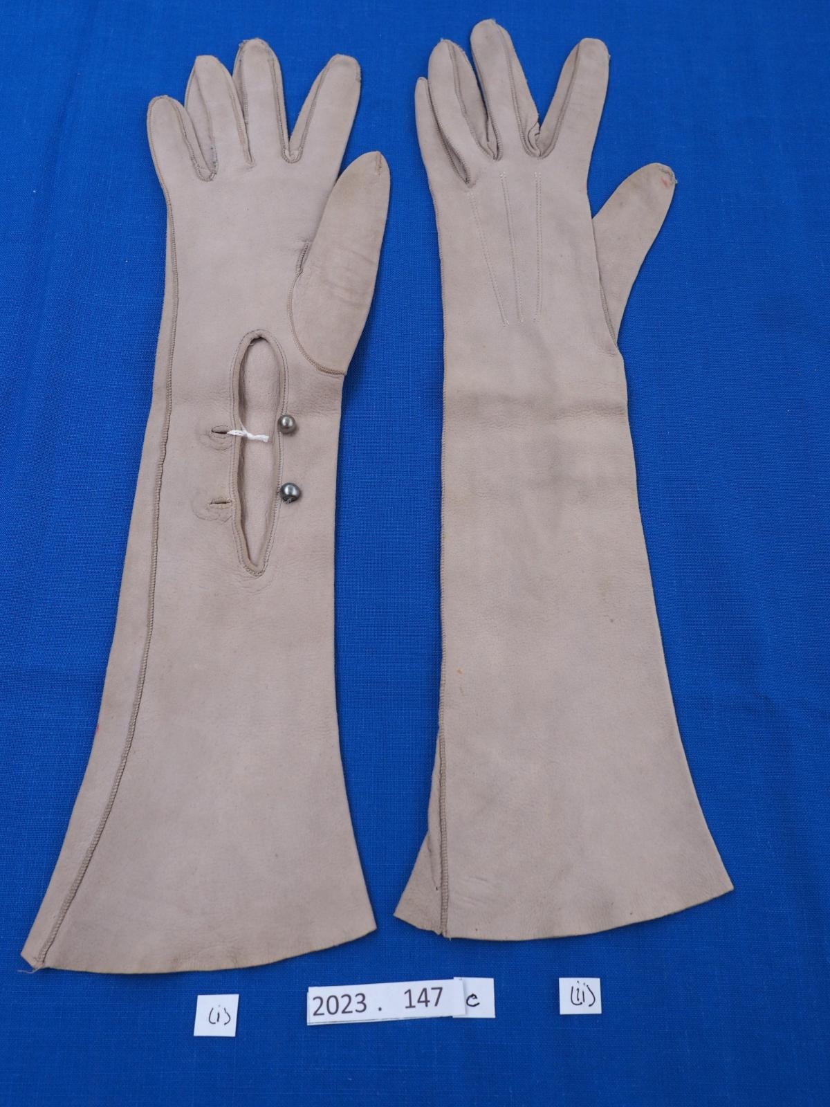 Leather gloves
