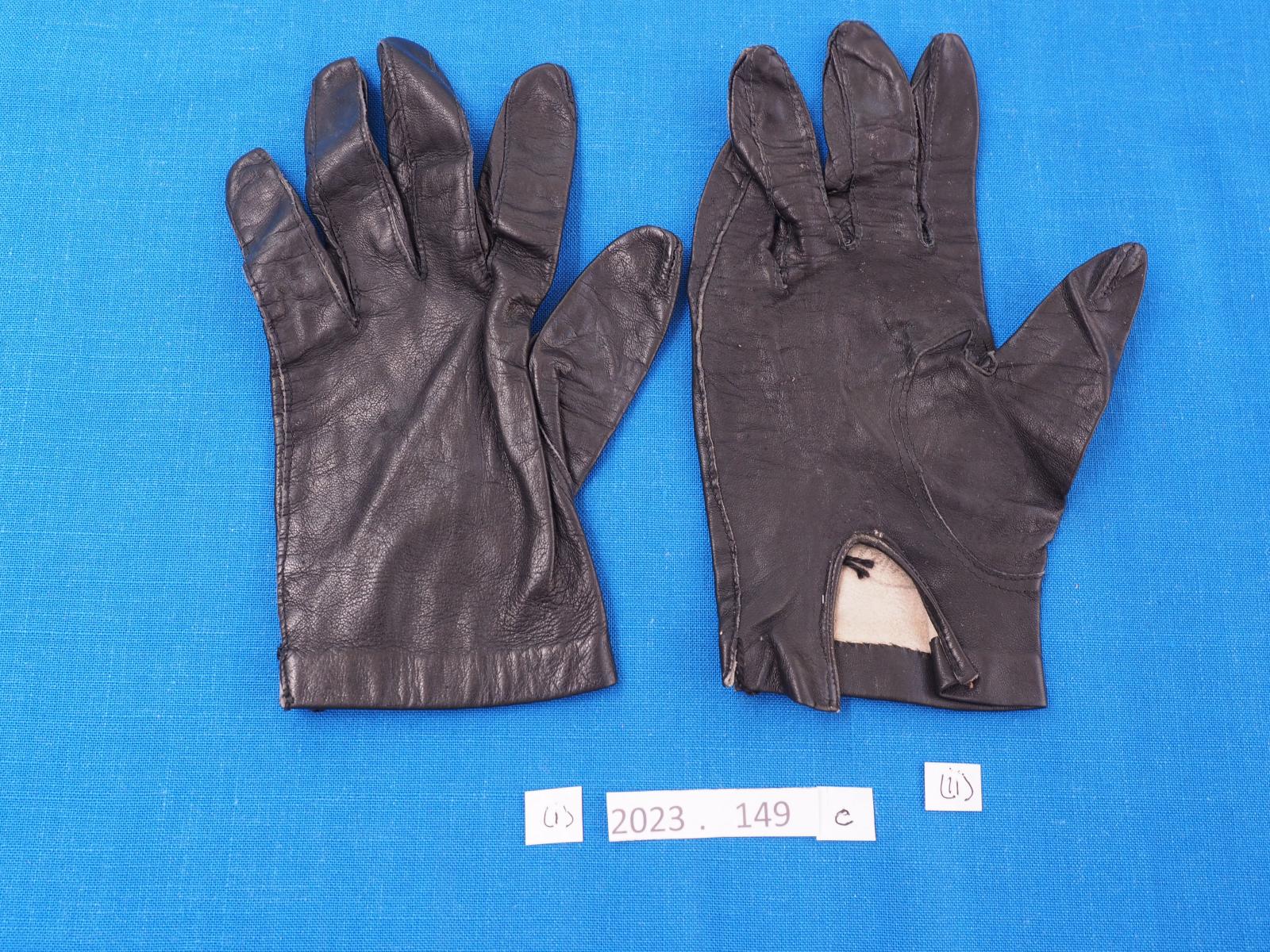 Leather gloves