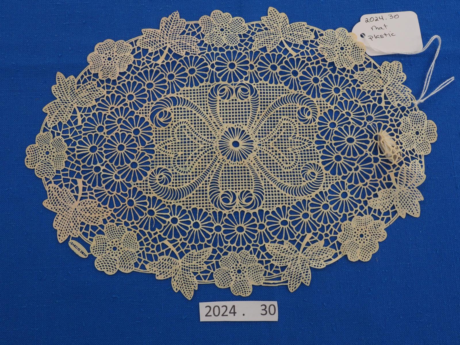 Plastic mat emulating lace