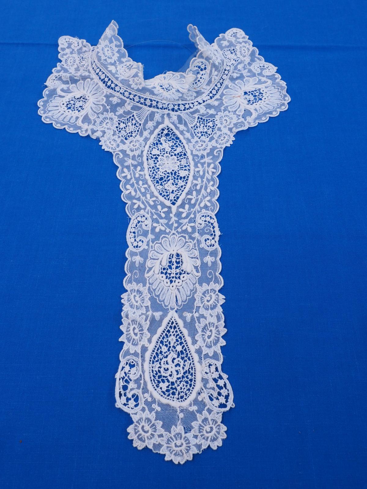 Machine lace collar