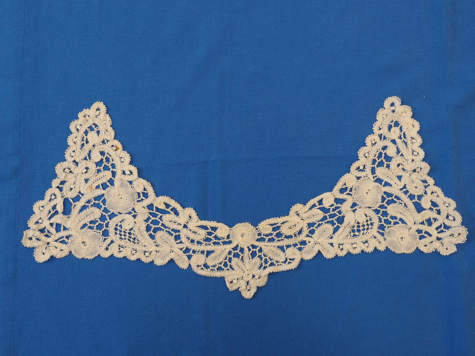 Bobbin lace collar