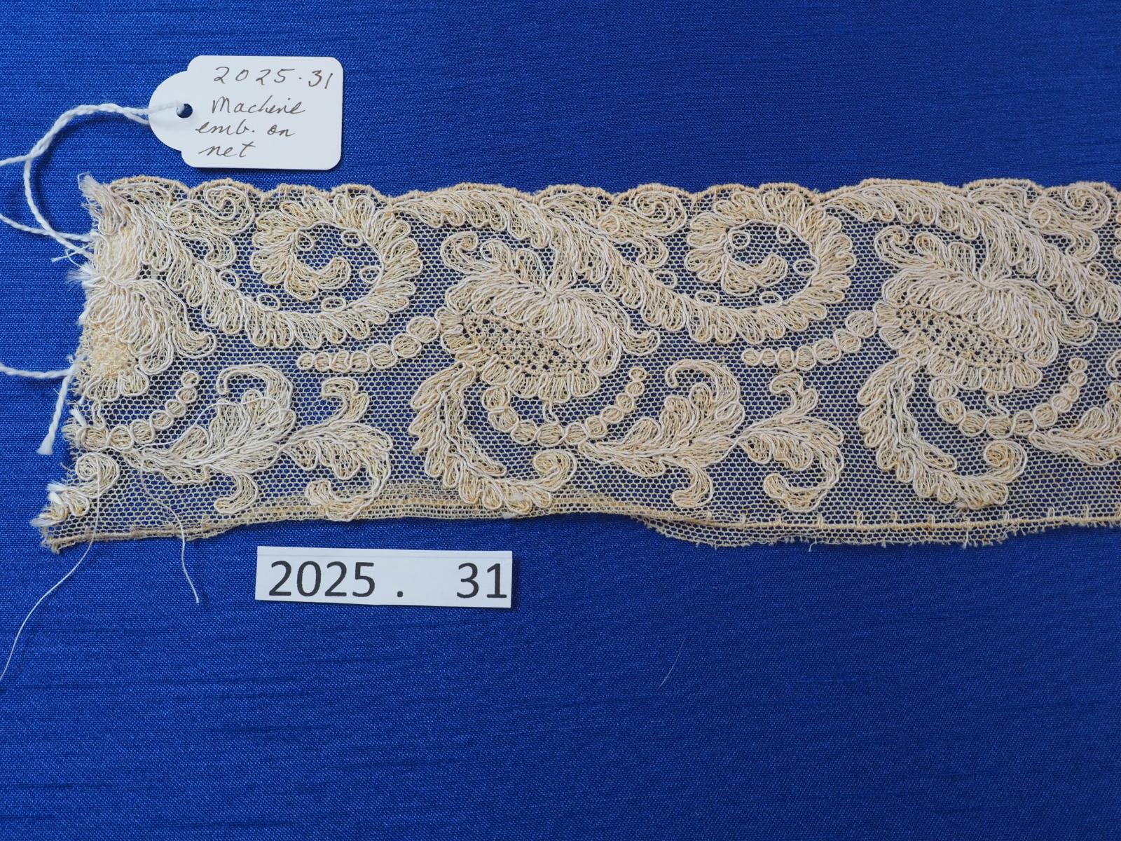 Machine embroidered lace segment