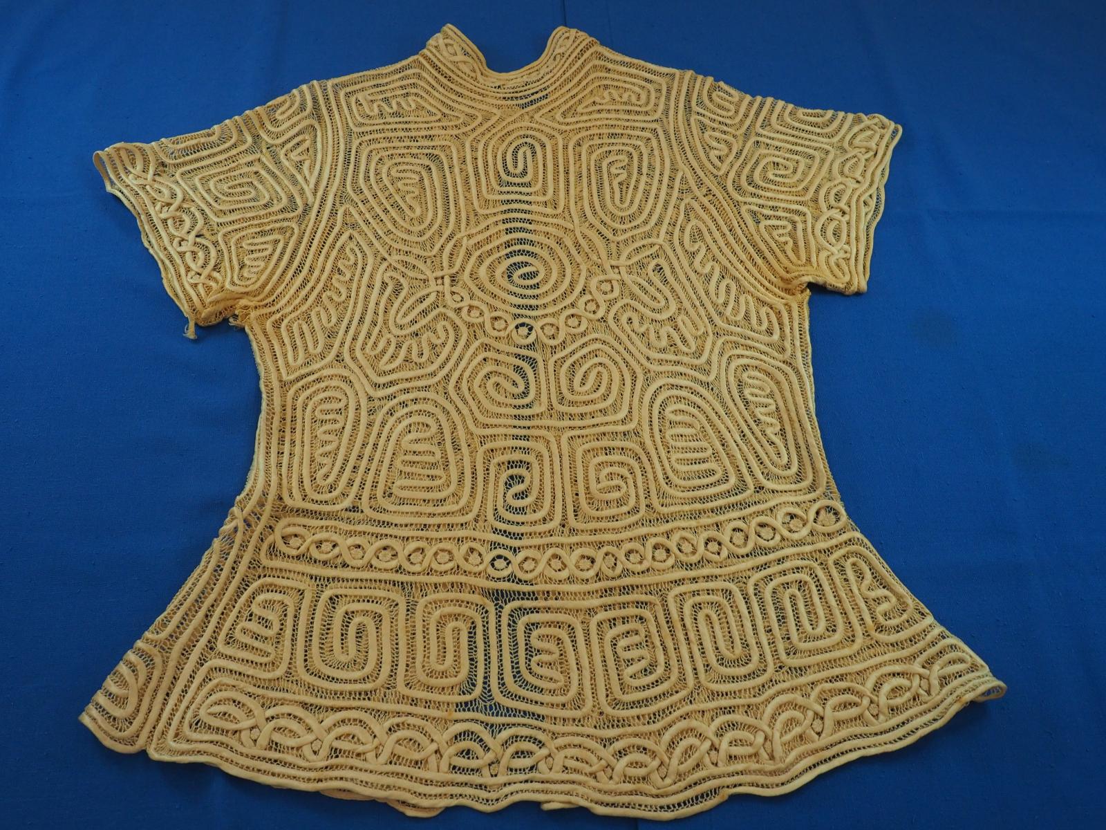 Blouse with rouleaux or fagotting back
