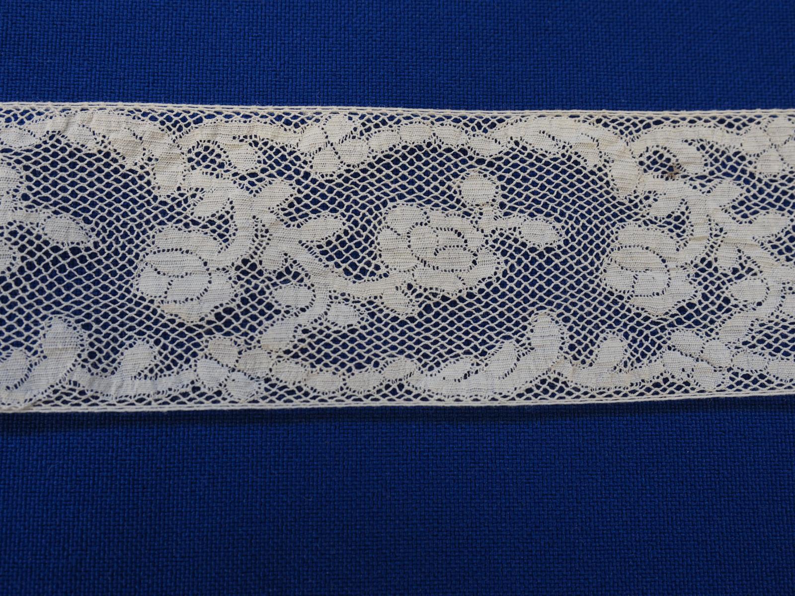 Valencienne lace segment detail