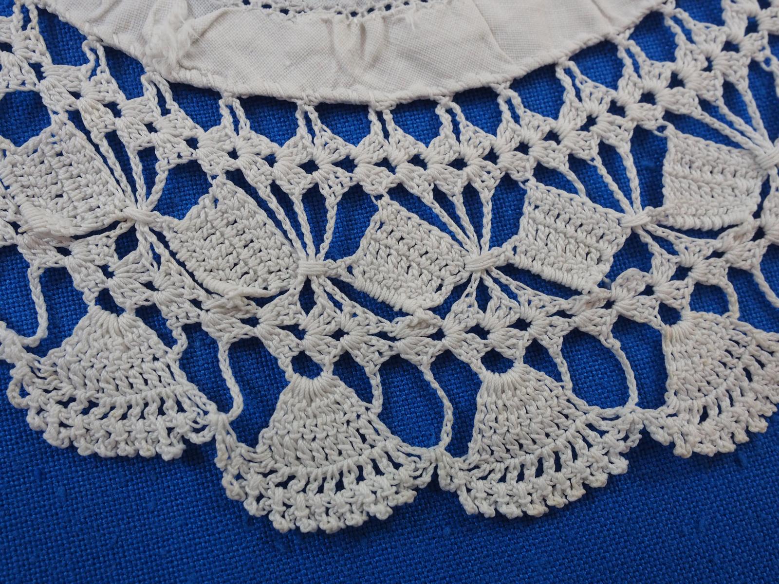 Crochet runner detail