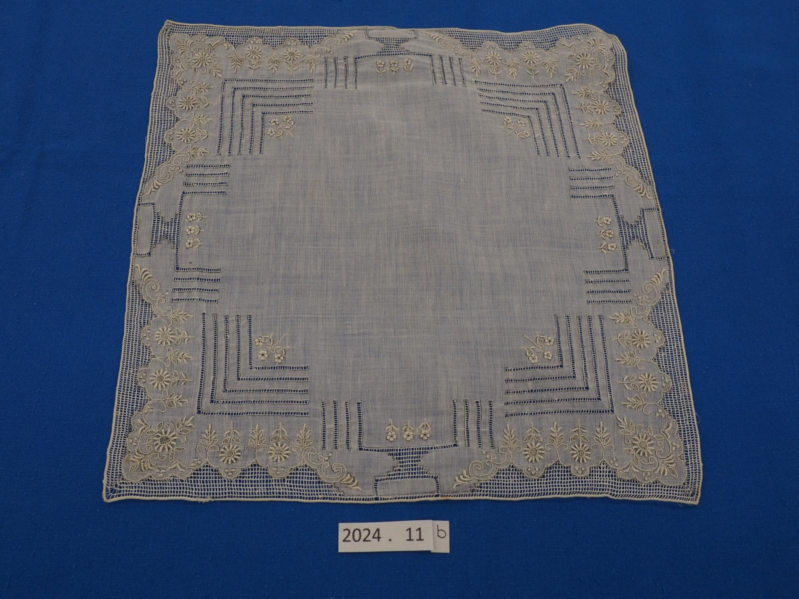 Handkerchief with delicate corner design of pulled fabric