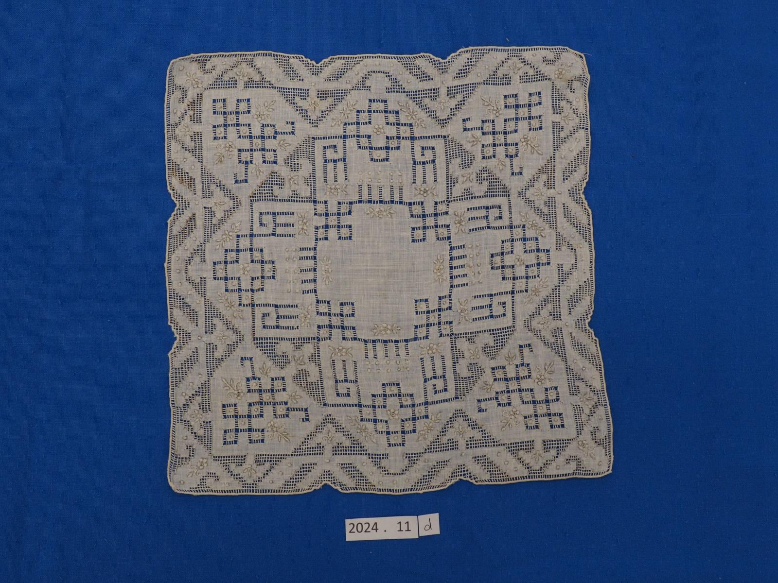 Handkerchief with pulled fabric in geometric design