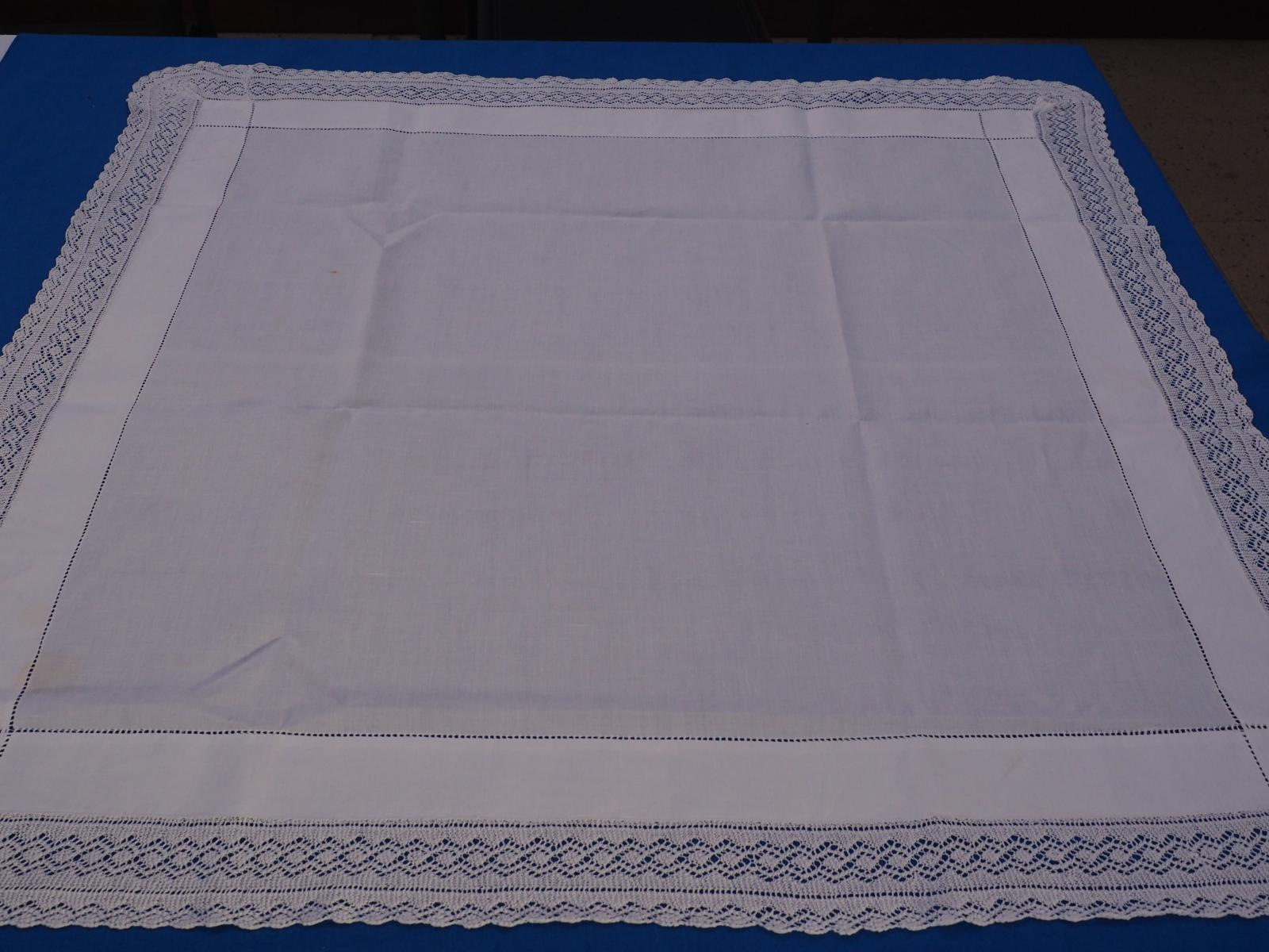 Tea cloth with knitted edging