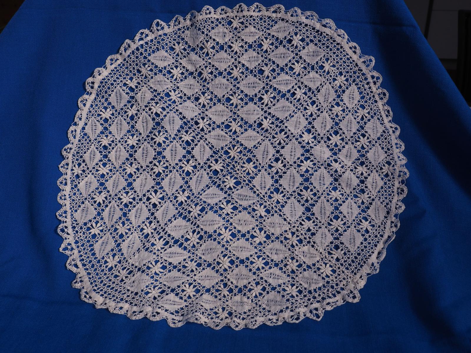 Bobbin lace table centre