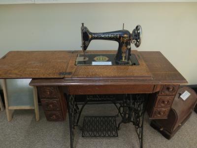 SEWING MACHINE SINGER