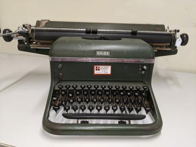 Typewriter, Halda