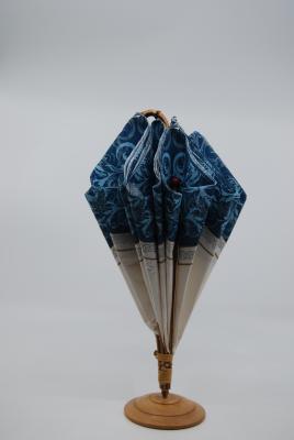 Serviette holder loaded with serviettes