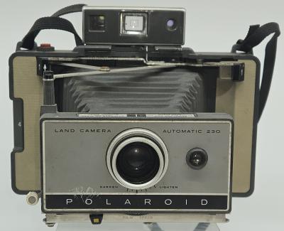 Camera - Poloroid Automatic 230 Land Camera