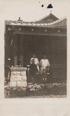 PHOTOGRAPH: ROBERTS FAMILY OUTSIDE 173 HAMERSLEY RD, SUBIACO, CIRCA1922