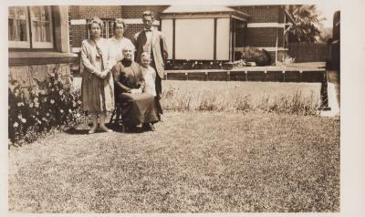 PHOTOGRAPH: ROBERTS FAMILY GROUP, CIRCA1925