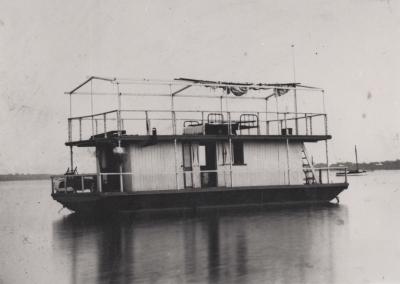 PHOTOGRAPH: MORRISON FAMILY HOUSE BOAT