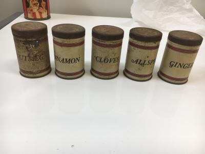 Small spice container (Cloves)