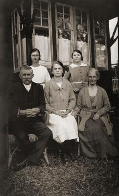 John And Harriet McQueen With Three Daughters