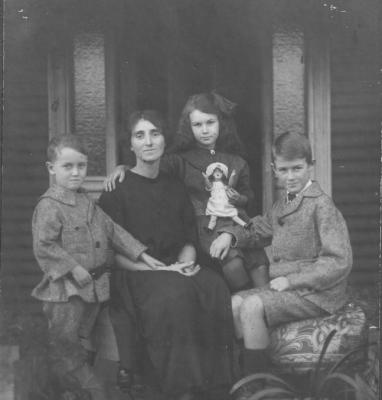 Framed Photograph - Minnie Abbey (nee Chatham) & Children