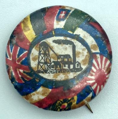 WWI patriotic button featuring the flags of the allies